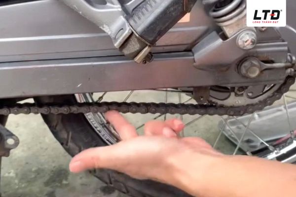 Đừng quên kiểm tra độ chùng xích xe máy 