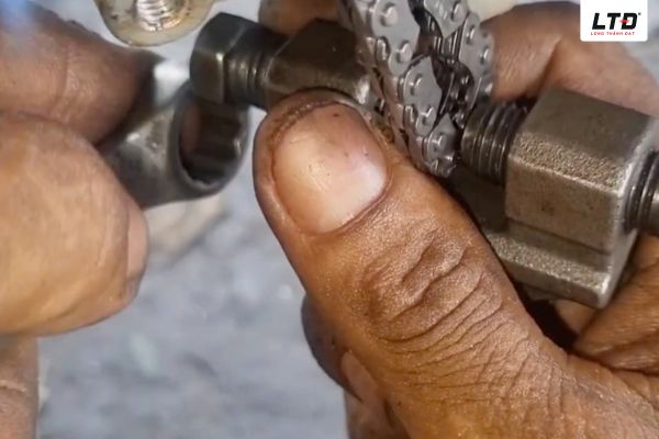 Kiểm tra trực tiếp độ căng của sên cam