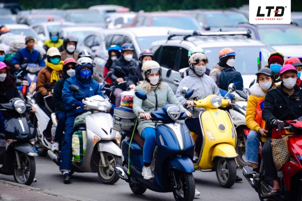 Có nhiều lý do khiến mọi người chọn đi xe máy về quê đón Tết.