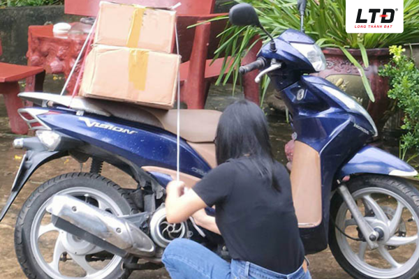 Sắp xếp hành lý gọn gàng lên xe 