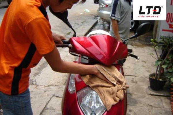 Lau khô xe máy ngay sau khi rửa xong.