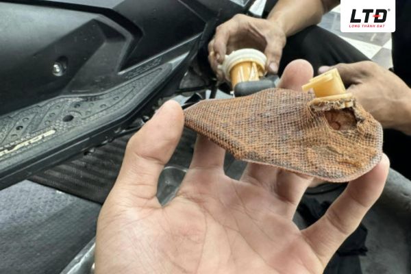 Lọc xăng bị tắc nghẽn làm động cơ không nhận đủ xăng 