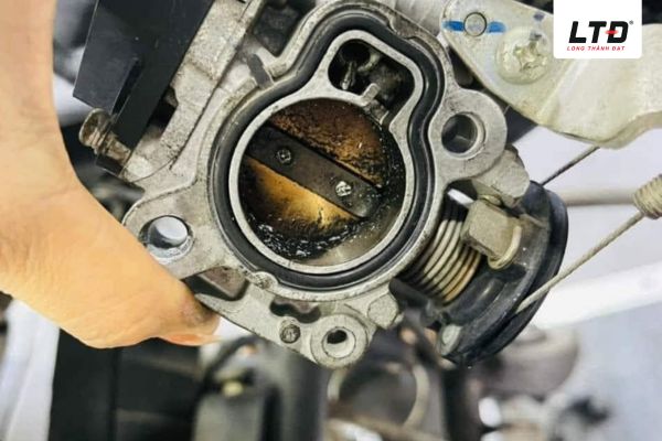 Lòng họng ga và lưỡi bướm ga bị bám đầy muội than đen và cặn bẩn dầu mỡ
