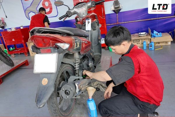  Long Thành Đạt cam kết cung cấp 100% dầu nhớt chính hãng 