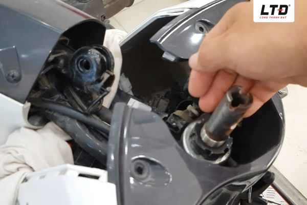 Nên mang xe đến tiệm sửa uy tín để được kiểm tra và xử lý đúng cách