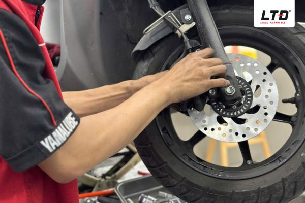Tốt nhất nên mang xe đến cửa hàng sửa chữa để kỹ thuật viên kiểm tra và bảo dưỡng đúng cách