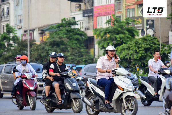 Sử dụng điện thoại khi lái xe máy rất dễ gây ra tai nạn