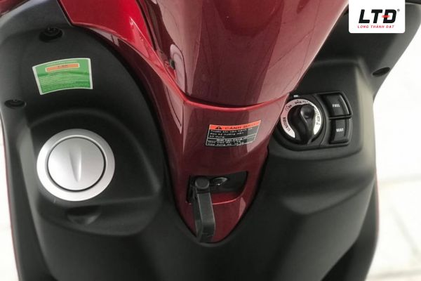 Nắp bình xăng đặt phía trước rất tiện lợi cho người dùng 
