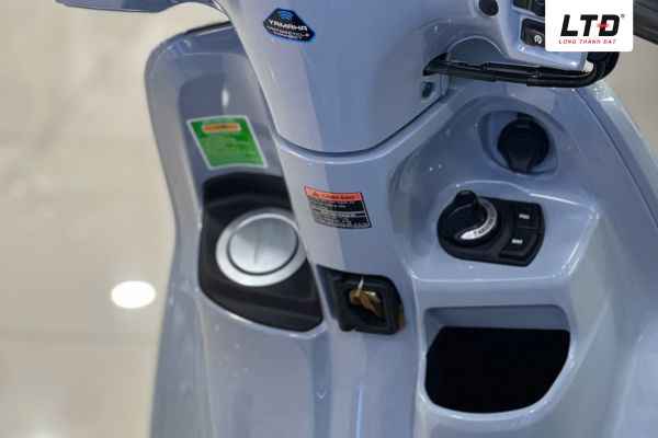 Yamaha Grande bố trí nắp bình xăng ngay phía trên chỗ để chân bên trái