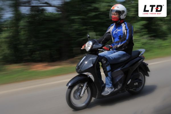 Tốc độ và sức gió là nguyên nhân chính làm gương dễ bị rung lắc 