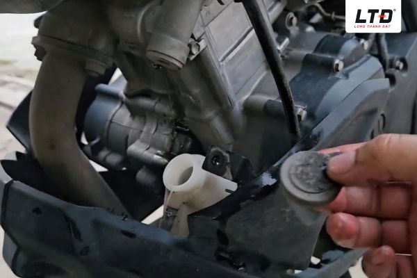 Nước làm mát bị hụt nhanh chóng xuất phát từ nhiều nguyên nhân 