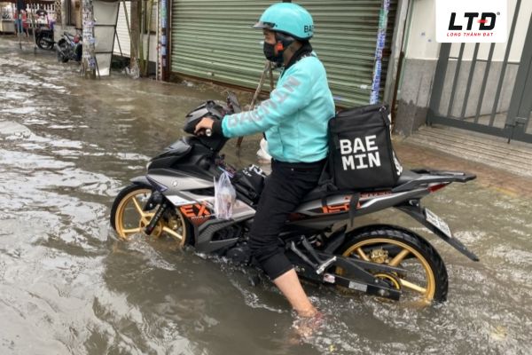 Nguyên nhân phổ biến khiến xe máy có nguy cơ bị thủy kích là di chuyển qua vùng ngập nước 
