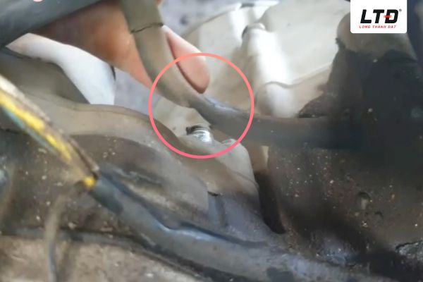 Ống thông hơi động cơ xe máy bị tắt nghẽn rất dễ nhận biết 