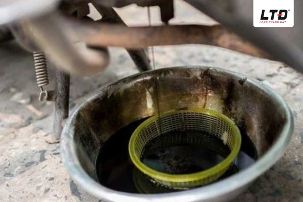 Nhớt có mạt sắt dễ gây ra nhiều vấn đề hư hỏng cho xe 