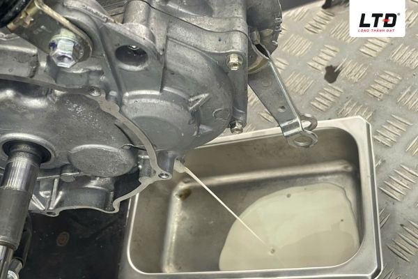 Nhớt xe máy chuyển sang màu trắng đục là do xe bị ngập nước 