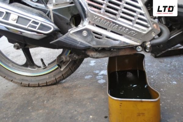 Nhớt xe có mùi khét phản ánh sự cố lọt khí cháy hoặc rò rỉ nhiên liệu từ buồng đốt 