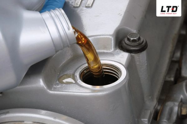 Nhớt xe máy chuẩn thường có màu vàng trong hoặc màu hổ phách