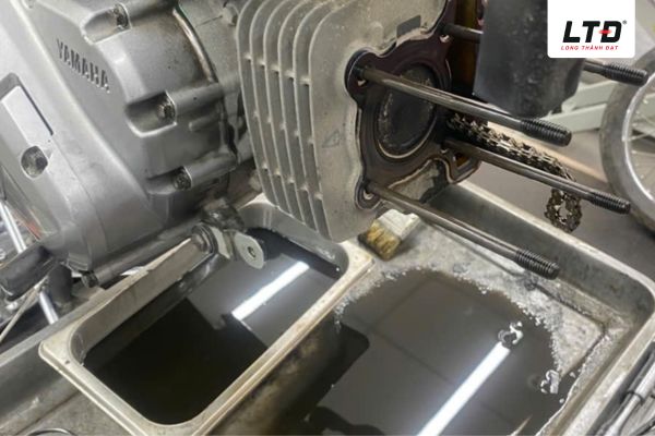 Nhớt xe máy chuyển sang màu đen chứa đầy cặn bẩn 