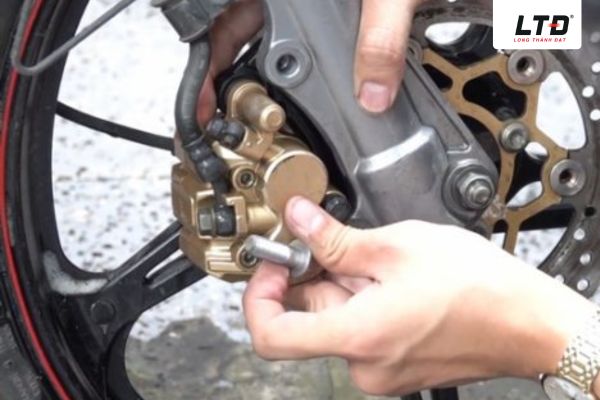 Khi xe bị phơi dưới mưa trong thời gian dài nước có thể bám trên đĩa phanh