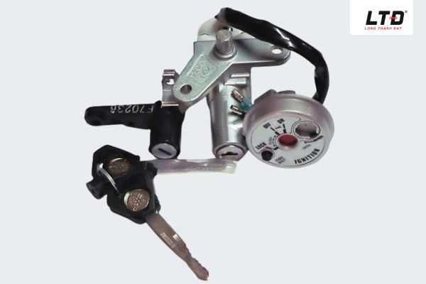Ổ khóa điện đóng vai trò như công tắc chính điều khiển việc cấp nguồn điện cho xe