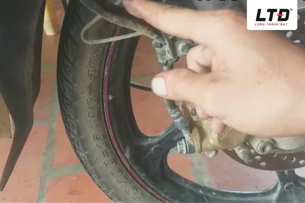 Ống dẫn dầu bị nứt cũng có thể gây ra hiện tượng rò rỉ dầu phanh 