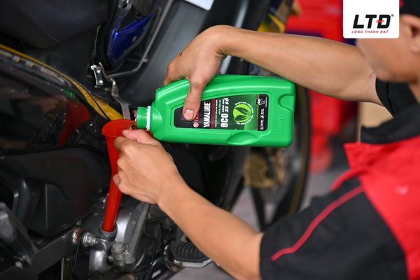 Cần thay dầu nhớt Yamalube định kỳ để xe được vần hành êm ái và ổn định