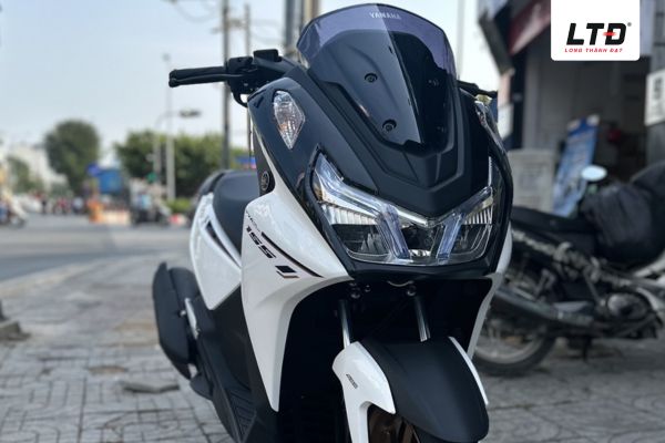 LEXi 155 gây ấn tượng mạnh mẽ bởi phần đầu xe sắc sảo