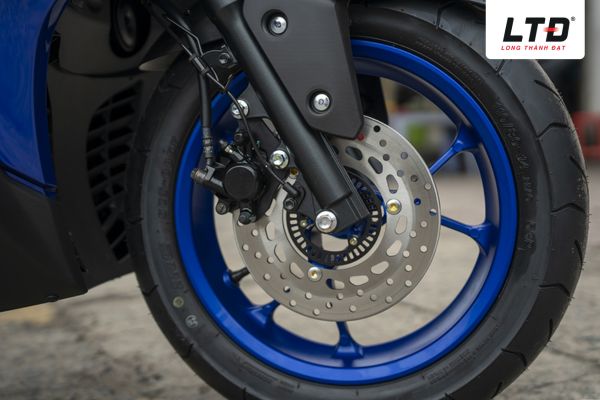 Yamaha NVX 155 trang bị phanh đĩa trước sau với ABS một kênh