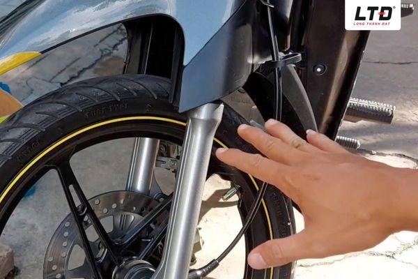 Phuộc trước bị yếu lò xo hoặc rò rỉ dầu là một trong những nguyên nhân gián tiếp gây ra hư hại