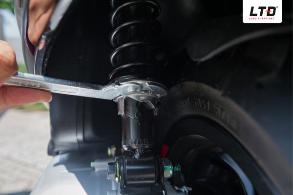 Phuộc xe máy nhún không hồi là tình trạng chiếc xe sẽ mất đi độ đàn hồi cần thiết