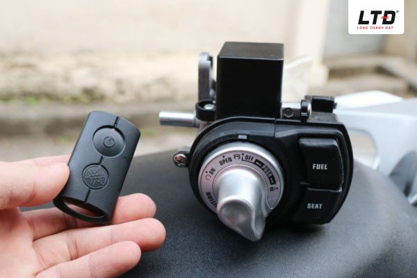 Remote yếu hoặc hết pin khiến núm khoá bị cứng