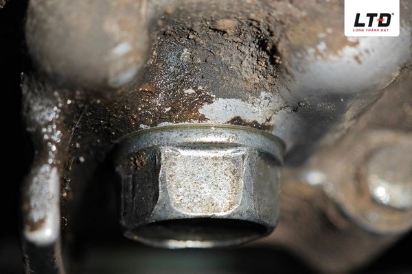 Quên lắp lông đền dầu nhớt sẽ bị rò rỉ