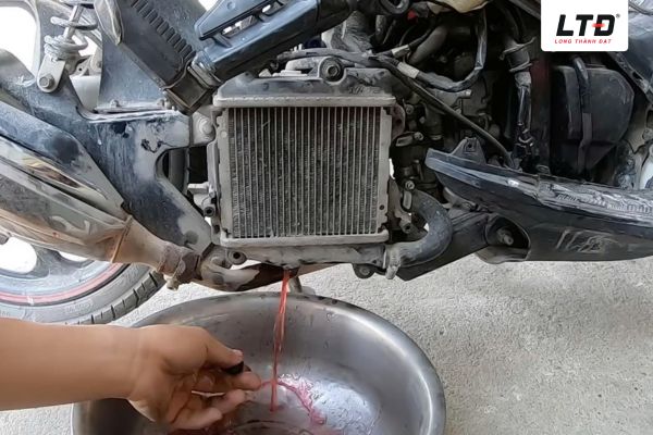 Quy trình thay nước làm mát cần được tiến hành một cách kỹ lưỡng 