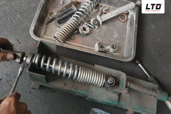 Quyết định nên thay phuộc mới hay không phụ thuộc mật thiết vào tình trạng hư hỏng 