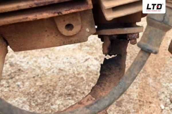 Hao mòn rỉ sét do tác động môi trường khiến xe hở cổ pô