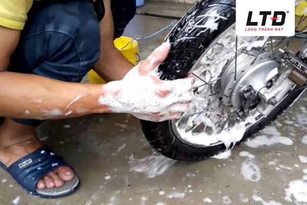 Rửa xe kỹ lưỡng từng bộ phận