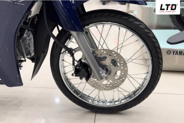 Trang bị phanh đĩa trước thủy lực mang lại khả năng phanh chính xác và an toàn