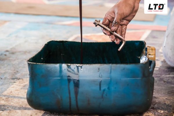 Sử dụng dầu nhớt kém chất lượng dễ gây hư xe