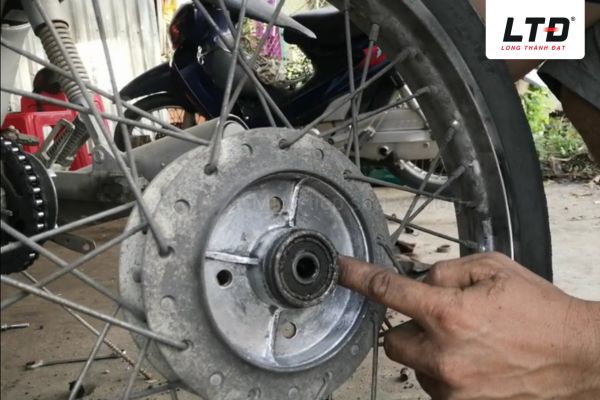 Quy trình thay thế vòng bi bánh xe  cần được thực hiện một cách cẩn thận 