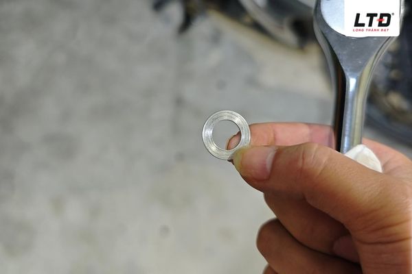 Lông đền giúp lấp đầy mọi khe hở siêu nhỏ giữa con ốc và bề mặt lốc máy