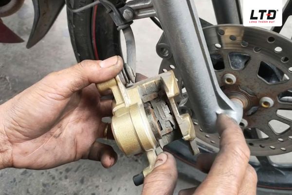 Heo dầu có tác dụng ép má phanh kẹp chặt vào đĩa phanh để giảm tốc độ hoặc dừng xe an toàn.