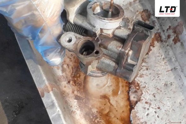 Bướm ga xe máy bị bẩn ảnh hưởng đến khả năng điều tiết lượng không khí đi vào động cơ