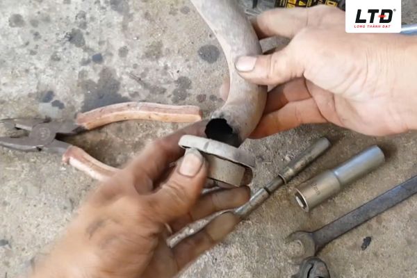 Nếu không khắc phục sớm tình trạng hở cổ pô thì sẽ ảnh hưởng đến tuổi thọ của phương tiện.