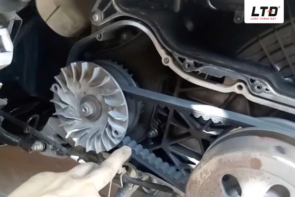 Dây curoa xe máy bị chai tiềm ẩn nhiều nguy hiểm khi lái xe 