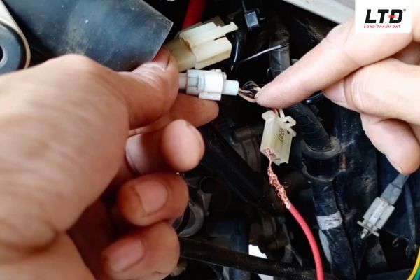 Dây điện xe máy bị đứt tiềm ẩn nhiều nguy hiểm