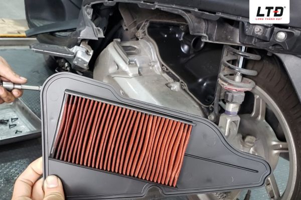 Tấm lọc khi bị ngấm nước sẽ mất hoàn toàn khả năng lọc bụi và cản trở luồng khí