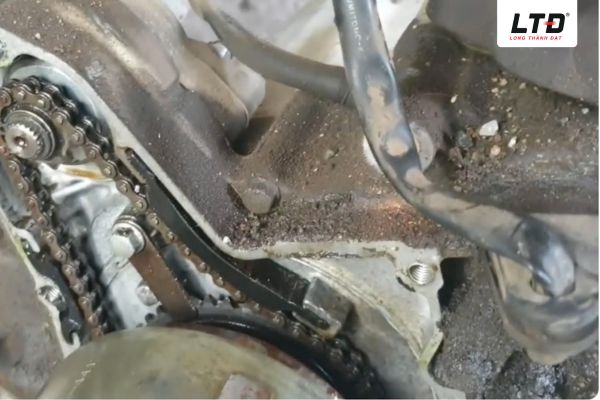 Ống thông hơi động cơ xe máy nếu không được xử lý kịp thời sẽ dẫn đến nhiều nguy hiểm 