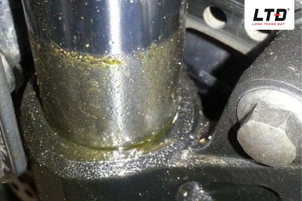 Có vệt nhớt chảy ra từ ty phuộc