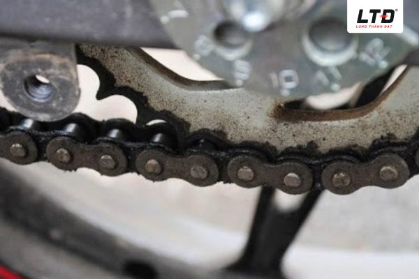 Không nên tăng xích quá căng