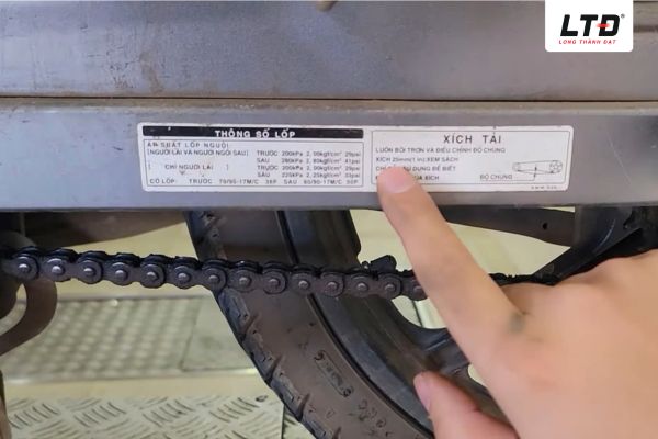 Kiểm tra xem độ võng của xích có còn nằm trong khoảng thông số tiêu chuẩn 